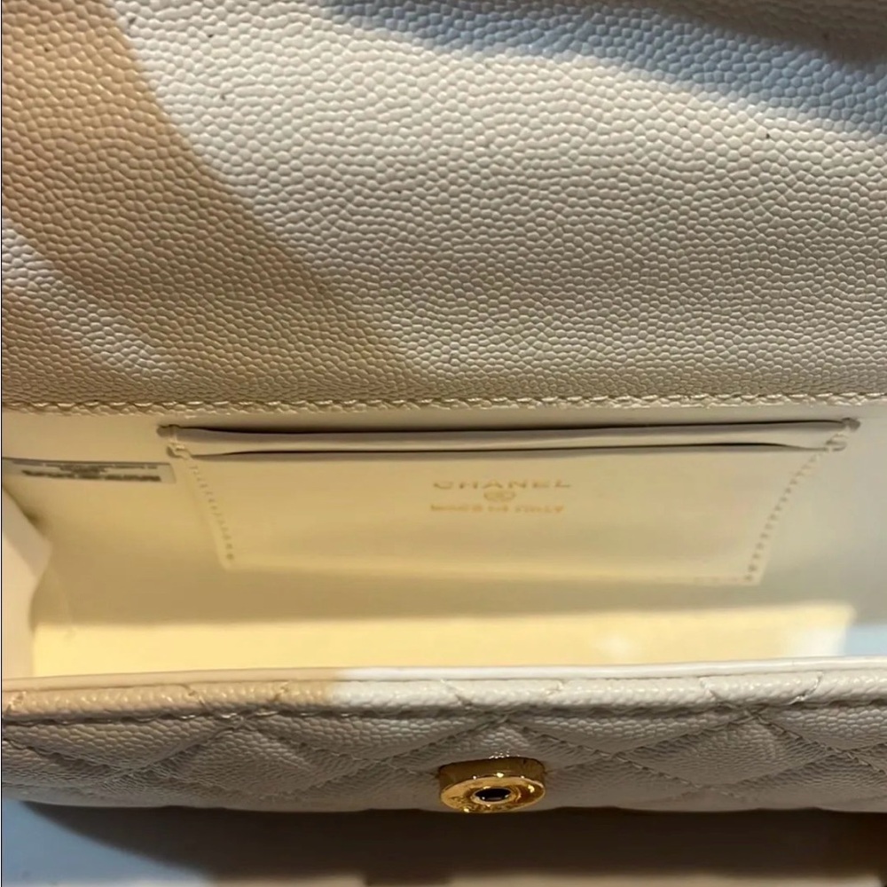 Chanel Makeup Bag white color with Gold hardware - Picture 4 of 4